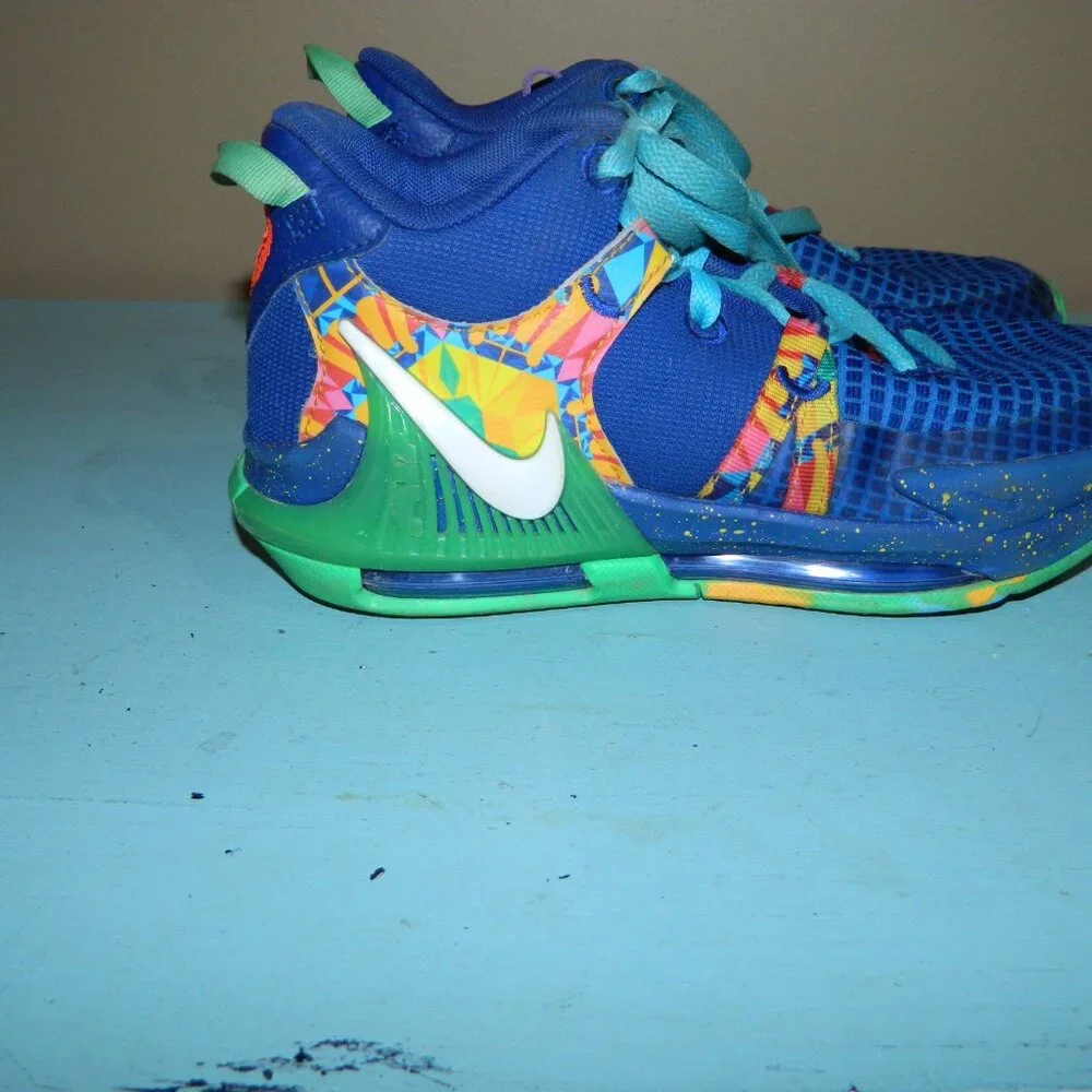 Nike Lebron Witness 7 Kaliedoscope Shoes Size 3.5Y